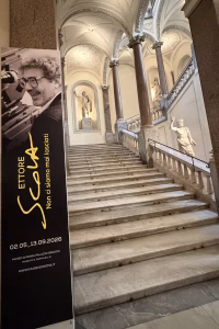 Pannello della mostra Ettore Scola a Palazzo Braschi, Roma, accanto allo scalone del Museo di Roma Foto di Gian Luca Pallai