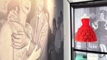 Mostra Moda in Luce 1955-1975 alla Centrale Montemartini di Roma con fotografie d’epoca e abito rosso esposto